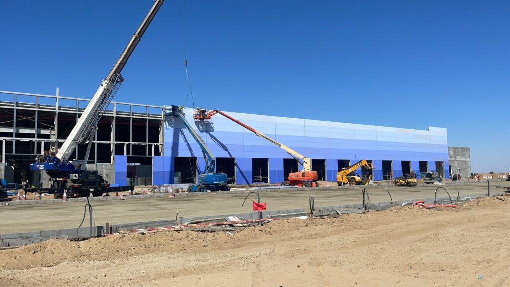 الهياكل المعدنية والواجهات