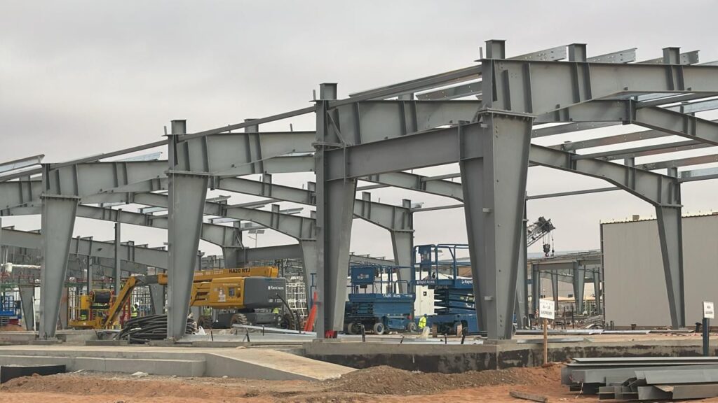 الهياكل المعدنية والواجهات